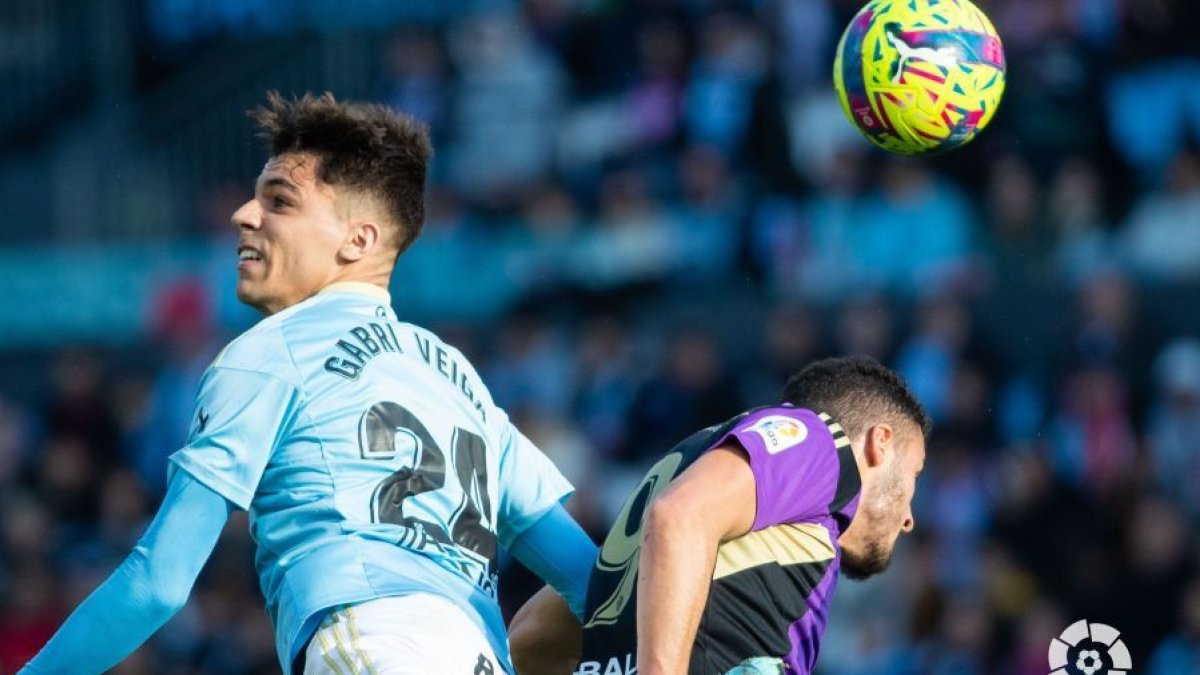 Amallah lucha con Veiga por alto. / LA LIGA
