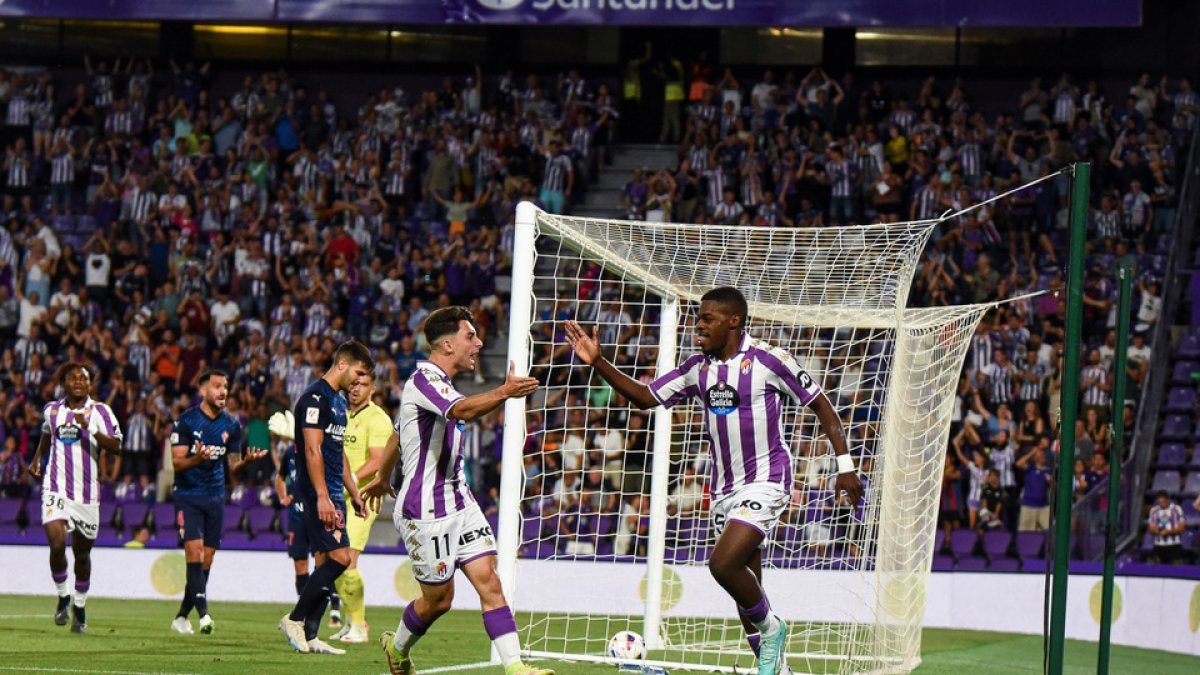 Raúl Moro celebra con Cédric el gol ante el Sporting. / I. SOLA / RV