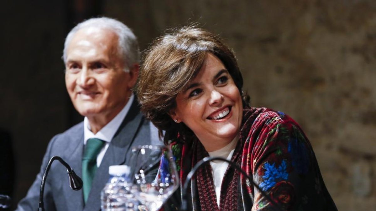 La vicepresidenta del Gobierno, Soraya Sáenz de Santamaría, participa en el I Punto de Encuentro de la Fundación MonteLeón. Junto a ella, el presidente de la Fundación Monteleón, Evaristo del Canto-ICAL
