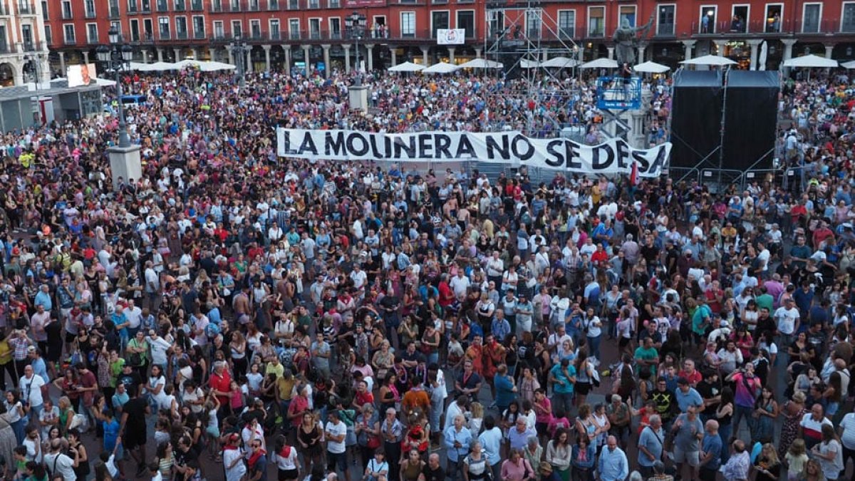 Pancarta desplegada por el colectivo de La Molinera durante el pregón de las fiestas de Valladolid. E.M.