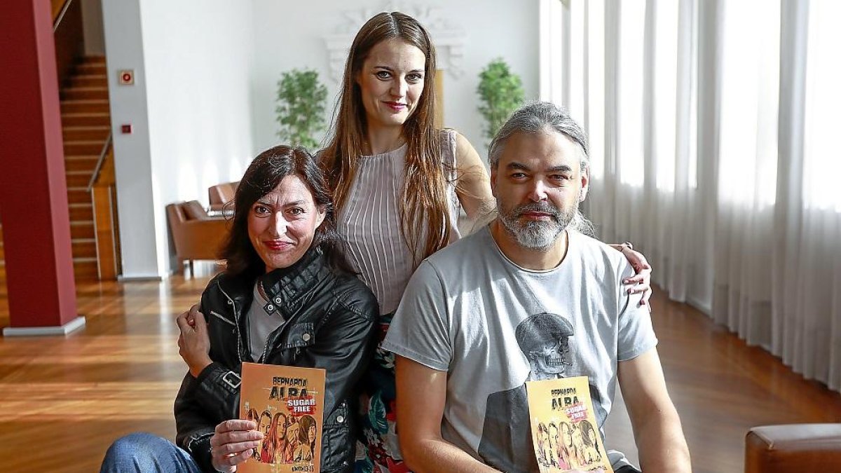 Marta Ruiz de Viñaspre, Clara Parada y Félix Fradejas, ayer, en el teatro Calderón.-J. M. LOSTAU