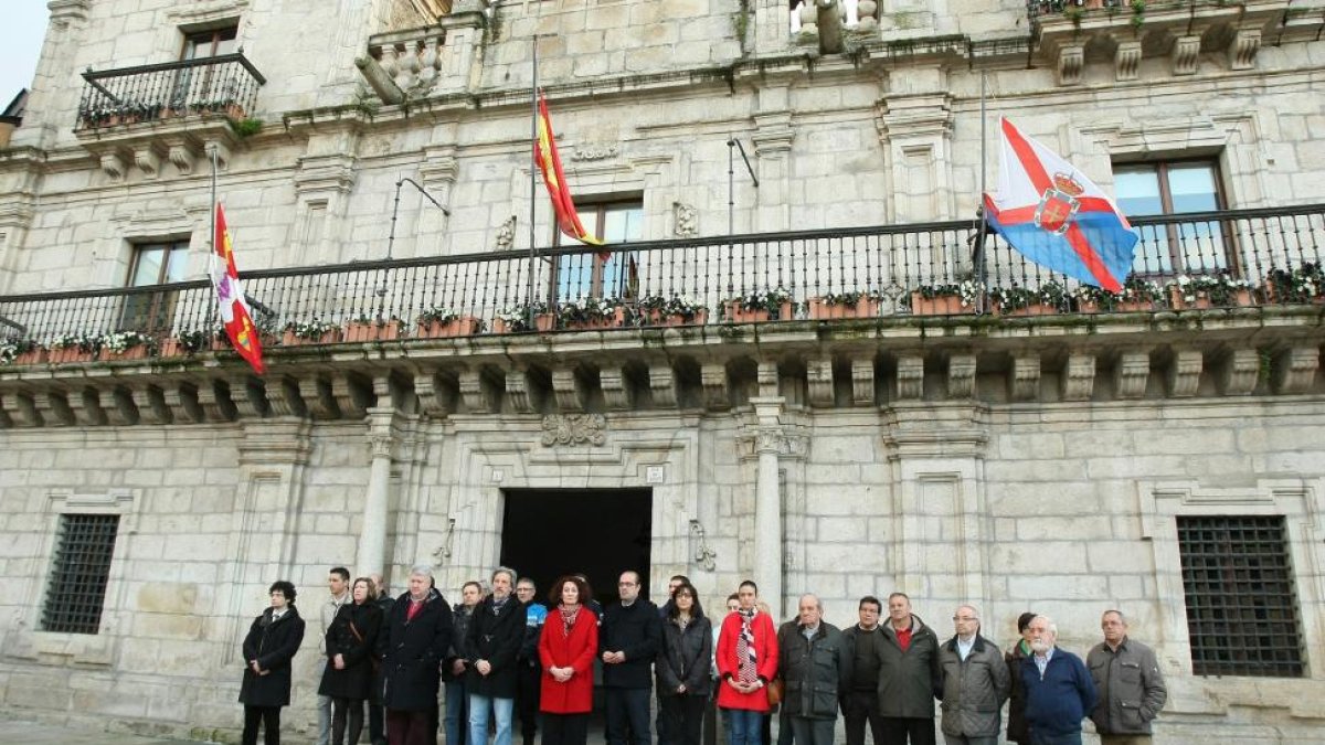 Responsables del gobierno municipal de Ponferrada junto a los representantesde las diferentes hermandades de la ciudad, guardan un minuto de silencio por las víctimas del atentado de Bruselas.-ICAL