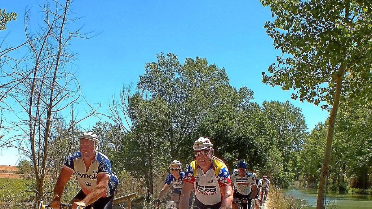 Participantes en el GP Canal de Castilla en el año 2014.-CARMELO ORTEGA