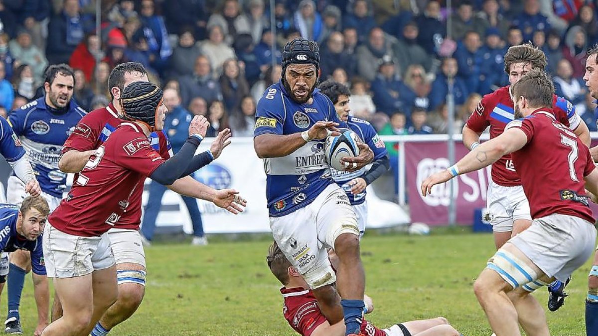 Gavidi avanza con el oval en el partido ante Cisneros de la primera vuelta.-J. M. LOSTAU