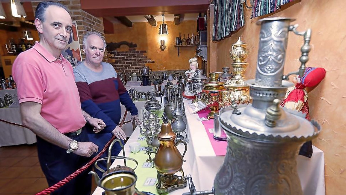 Eliecer Casado y Kepa Aperribai posan en la Cafetería Oxford en la exposición de cafeteras-J.M. Lostau