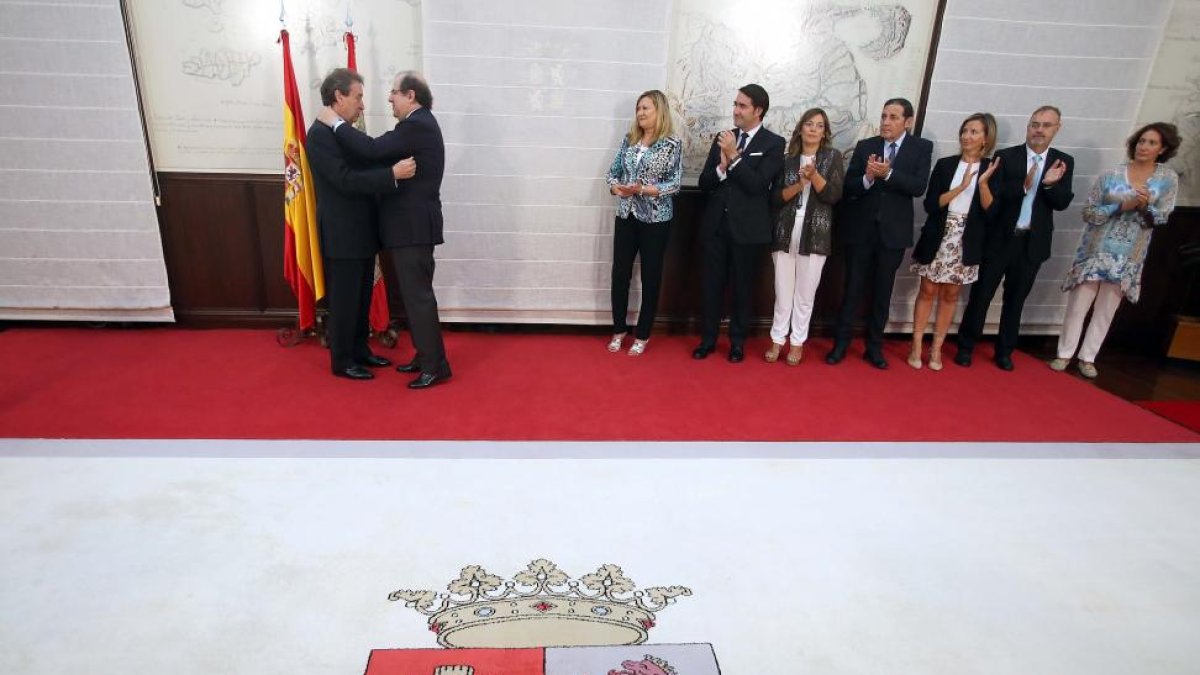 Herrera y De Santiago-Juárez se funden en un abrazo, en presencia del resto de consejeros-ICAL