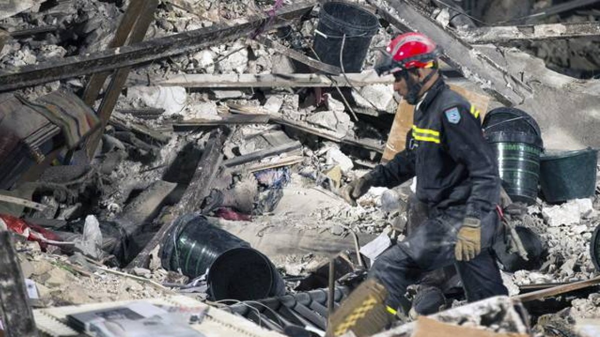 Los equipos de rescate trabajando este domingo en Rosny-sous-Bois, cerca de París, después del derrumbe de un edificio.-Foto: ETIENNE LAURENT / EFE