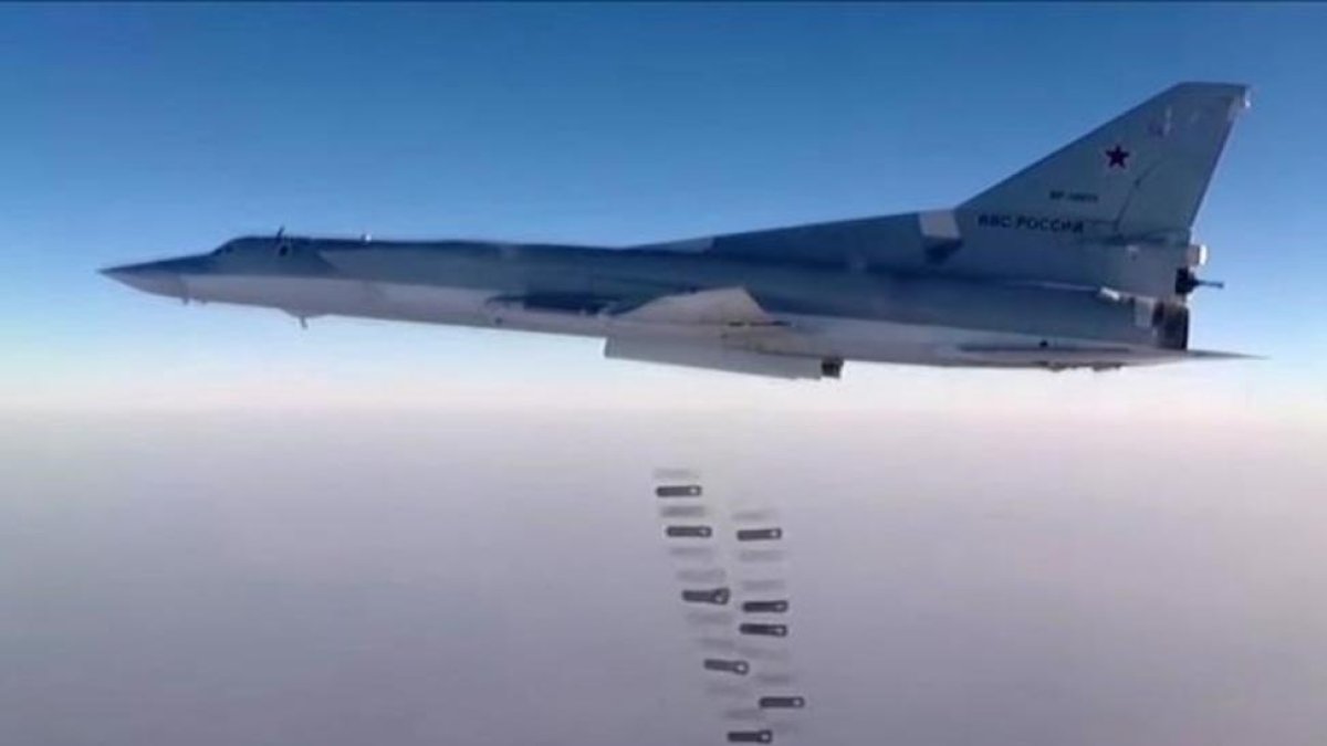 Un avión de combate ruso Tu-22M3 bombardea la ciudad siria de Day al-Zawr.-EFE