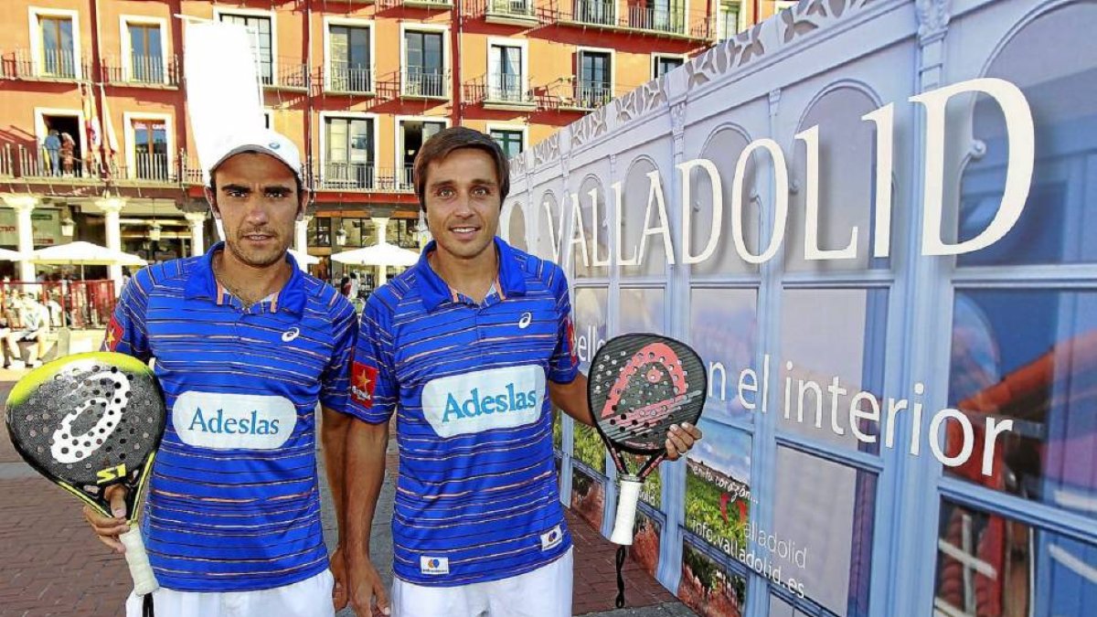 Fernando Belasteguin y Pablo Lima, en la Plaza Mayor.-J. M. Lostau