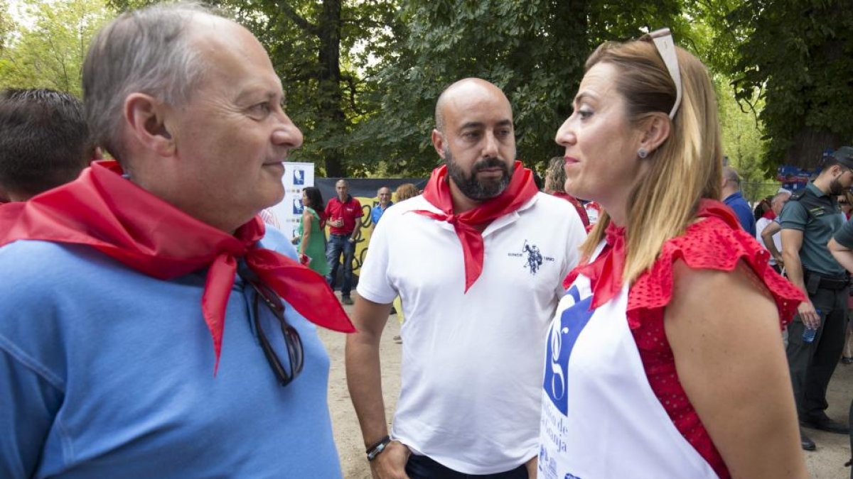 La vicesecretaria general del PSOE CyL, Virginia Barcones, y el secretario autonómico de UGT, Faustino Temprano, durante la celebración de la tradicional Judiada en el Real Sitio de San Ildefonso.-ICAL