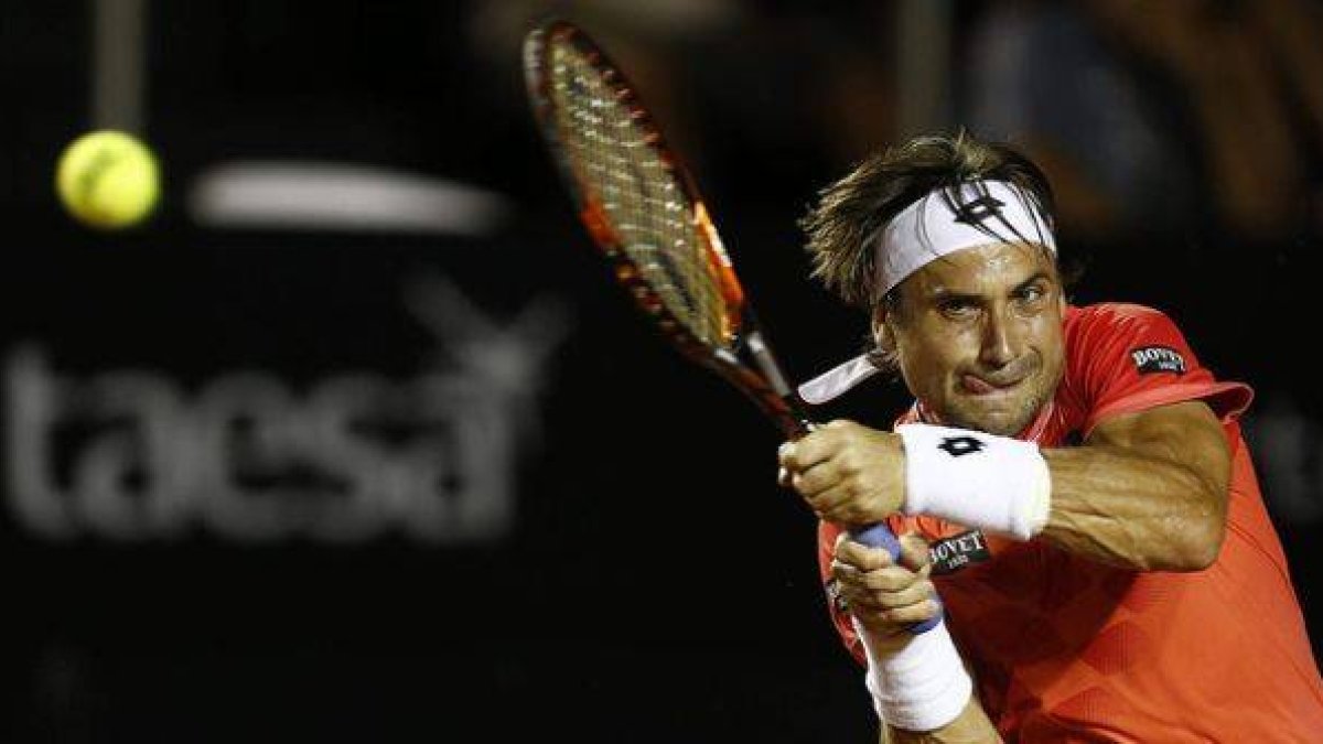 David Ferrer devuelve la pelota a Thiemo de Bakke, durante el partido de octavos del Abierto de Río.-Foto: EFE / MARCELO SAYAO