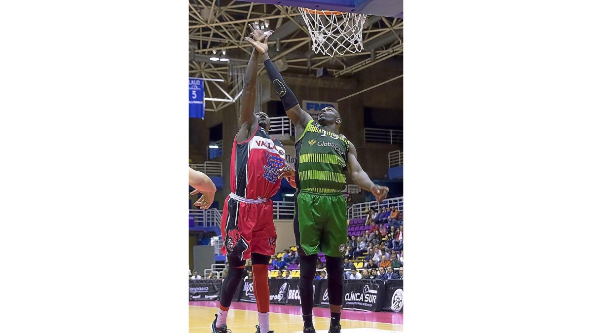 Bubacar Sidibe, tras su estancia en el Afrobasket, puja por un rebote ante Georvys Elías, del Arcos Albacete.-PABLO REQUEJO