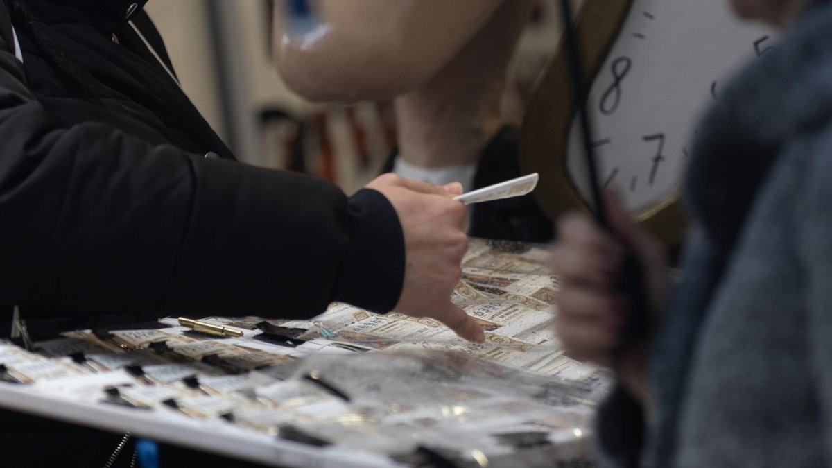 Una persona vende Lotería de Navidad, a 9 de diciembre de 2022. -Europa Press