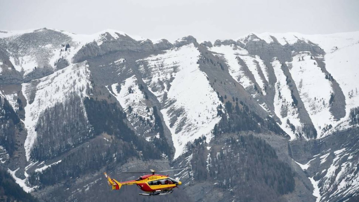Un helicóptero se aproxima a la zona del siniestro en los Alpes franceses-AFP