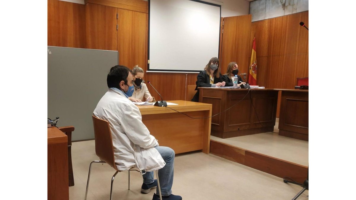 El condenado por la muerte del perro Cooper, en un momento del juicio.- E. PRESS