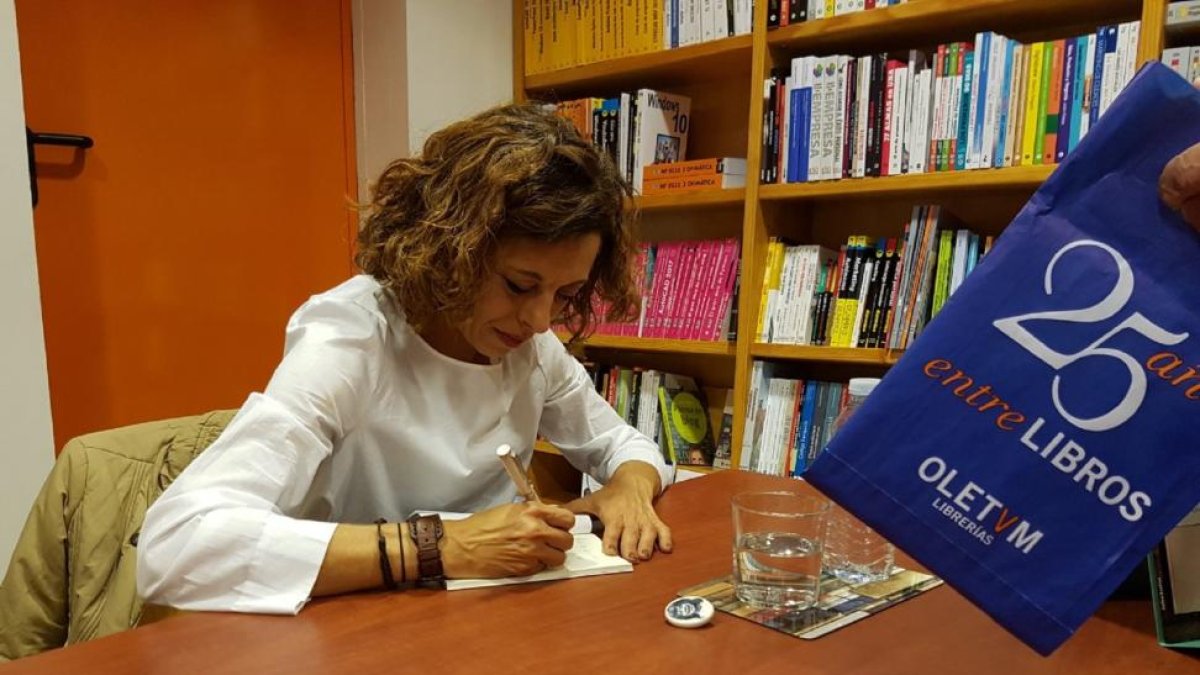 Eva Moreno firma ejemplares de su libro en Oletvm.-E.M.