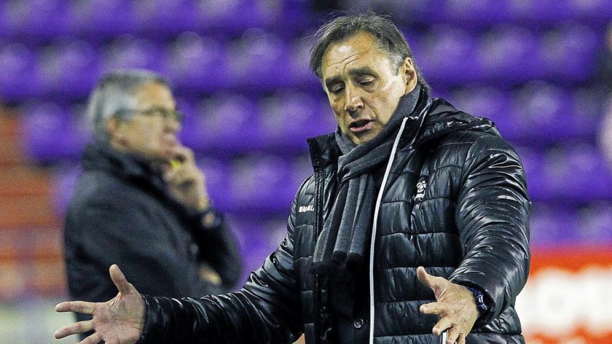 Miguel Ángel Portugal, durante el partido del sábado frente al Zaragoza.-J. M. LOSTAU