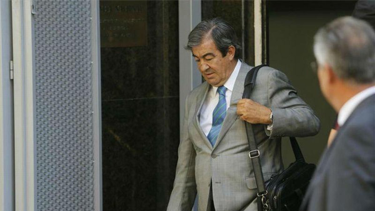 Álvarez-Cascos sale de la Audiencia Nacional, en agosto del 2013.-AGUSTÍN CATALÁN