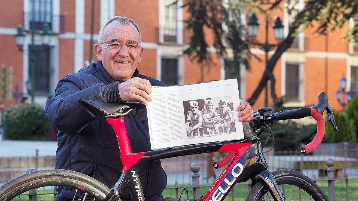 El ciclista Tomás Nistal (en la foto de arriba, a la izquierda, levantando en hombros a Huélamo tras su medalla enMúnich) enseña una foto con sus compañeros olímpicos. PABLO REQUEJO