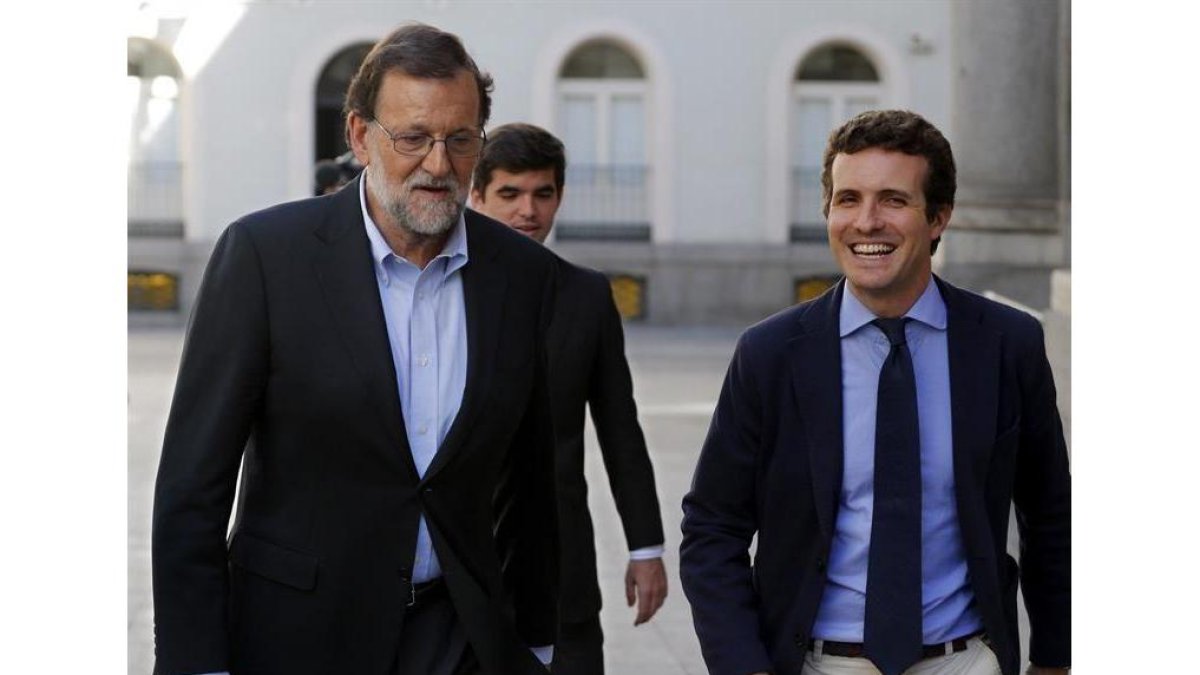 El presidente del Congreso en funciones, Mariano Rajoy, junto al vicesecretario de Comunicación del PP, Pablo Casado, ayer.-EFE/MARISCAL