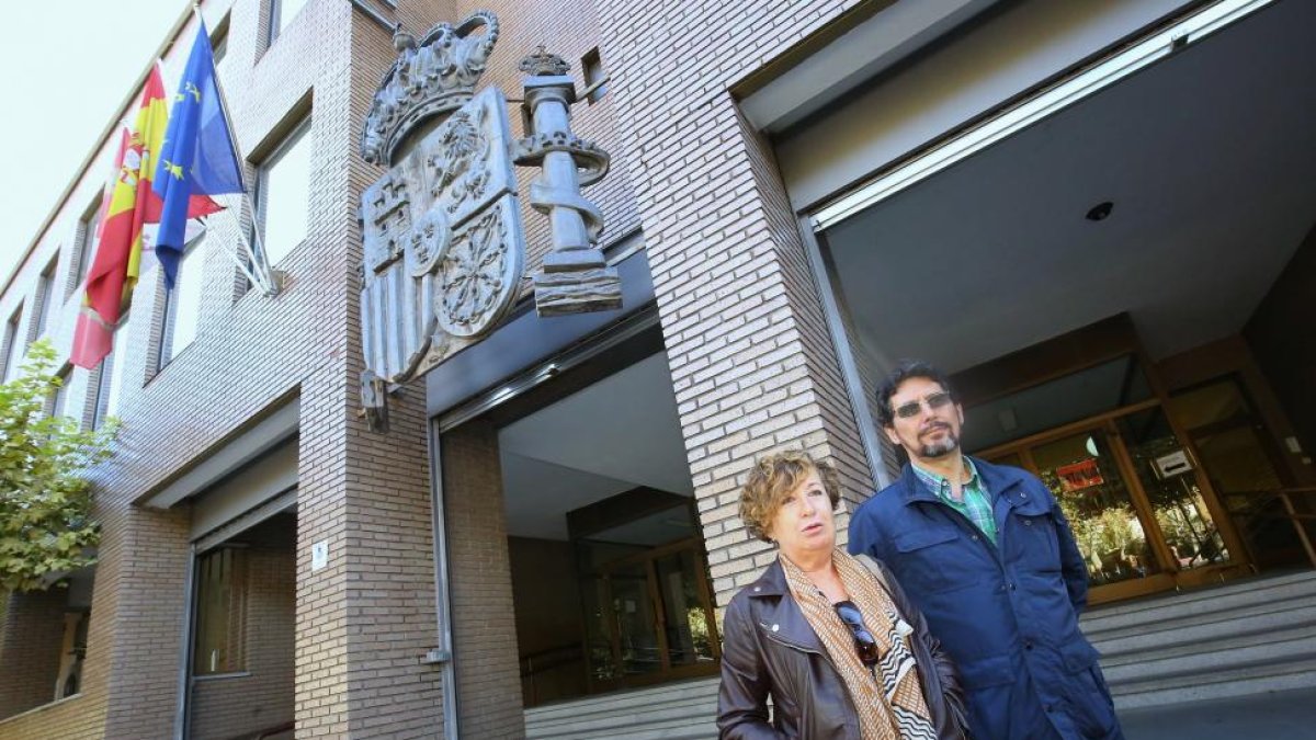 Los representantes de la Plataforma en Defensa de la Sanidad del Bierzo y Laciana, Pilar Martín y Plácido Martínez, a su llegada a los juzgados de Ponferrada.-ICAL