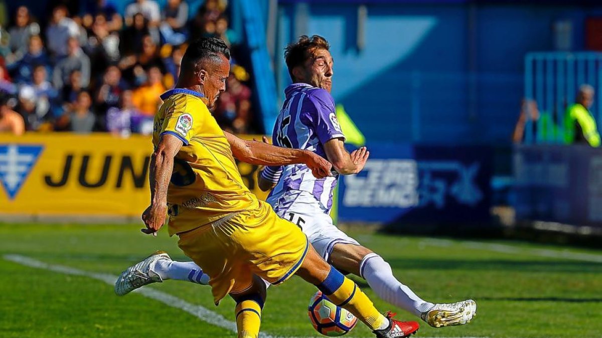 Rafa intenta cortar el lanzamiento de Kadir, ayer, en el partido contra el Alcorcón.-ARABA PRESS