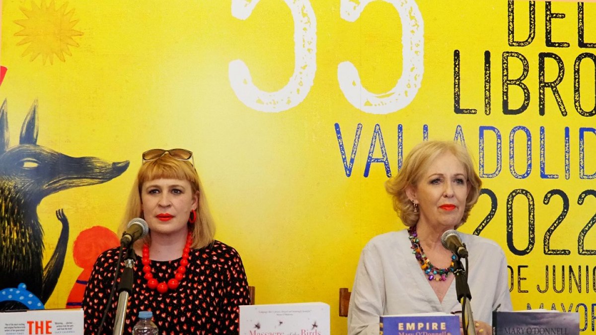 las escritoras Mary O’Donnell y Jan Carson, invitadas a una mesa redonda en la Feria del Libro de Valladolid. -E. M.