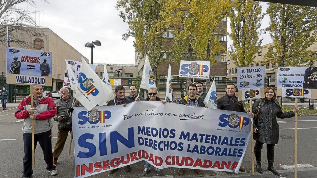Los policías protestan ante la Delegación del Gobierno.-Miguel Ángel Santos