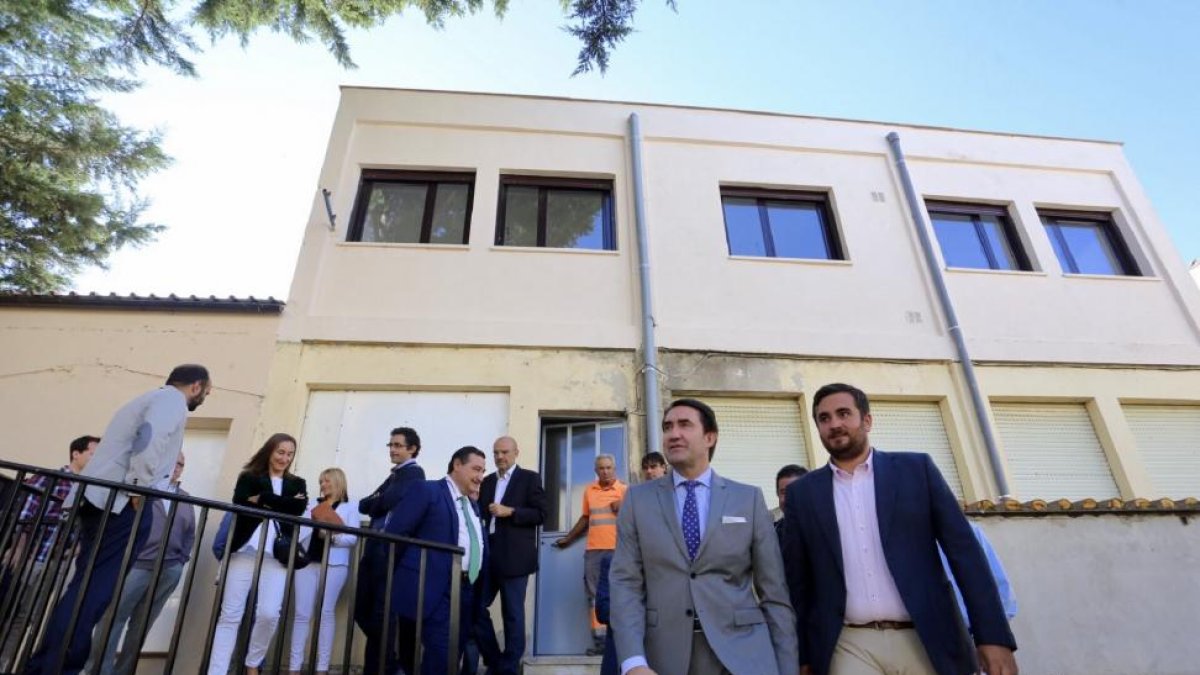 El consejero de Fomento y Medio Ambiente, Juan Carlos Suárez-Qiñones, firma el Programa Rehabitare con cuatro ayuntamientos de la provincia de Valladolid.-ICAL