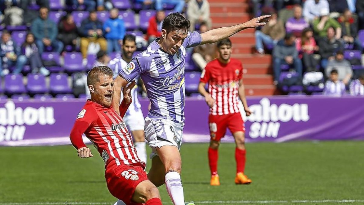 Morcillo intenta frenar el avance de Mata.-J. M. LOSTAU