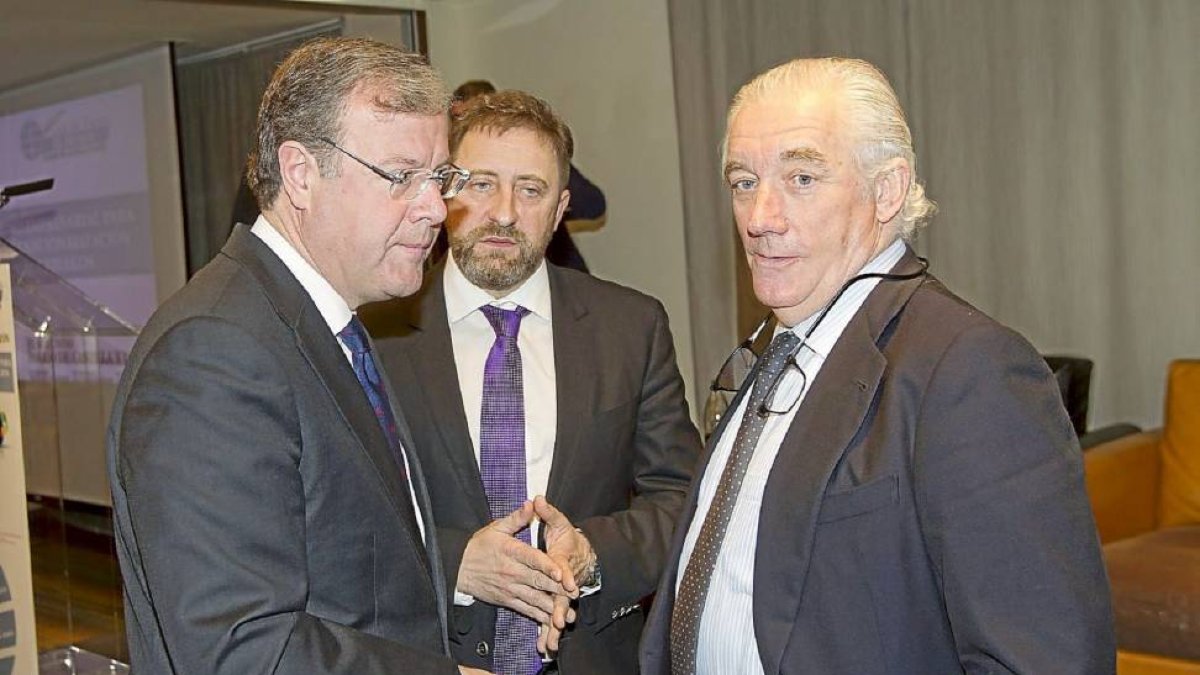 El consejero de Fomento junto al director general de Proconsi y el consejero delegado de Alsa Grupo-J.M.Lostau