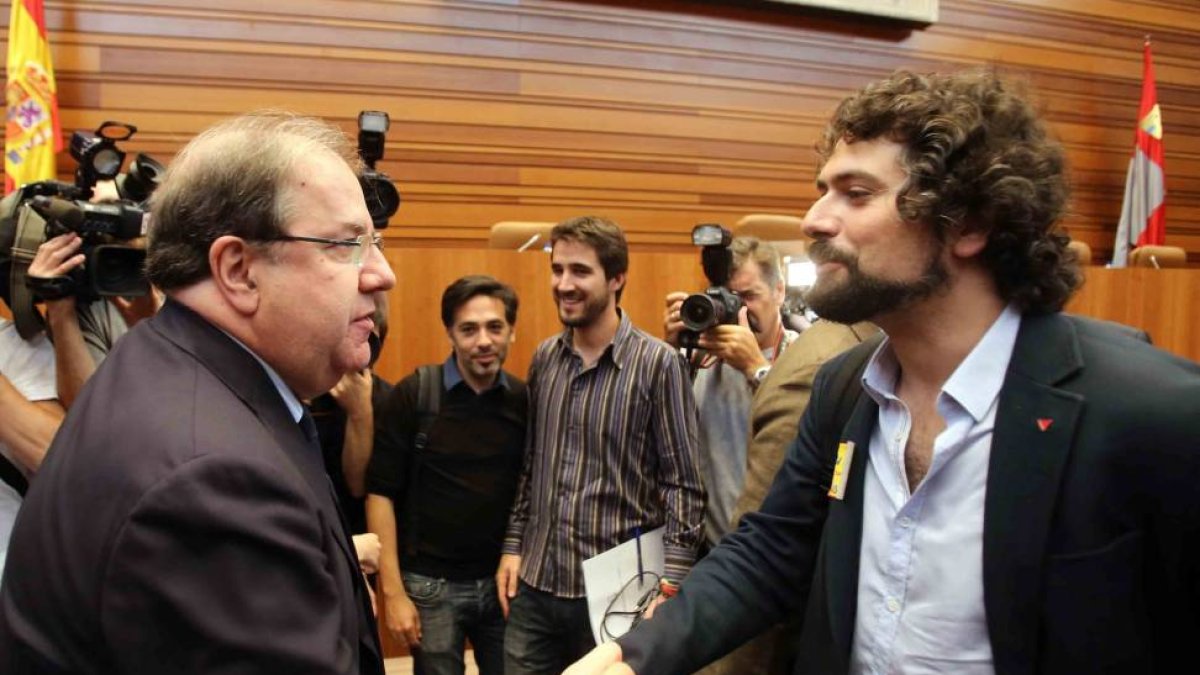 Juan Vicente Herrera recibe la felicitación del portavoz de Izquierda Unida, José Sarrión, tras ser reelegido Presidente de la Junta de Castilla y León-ICAL