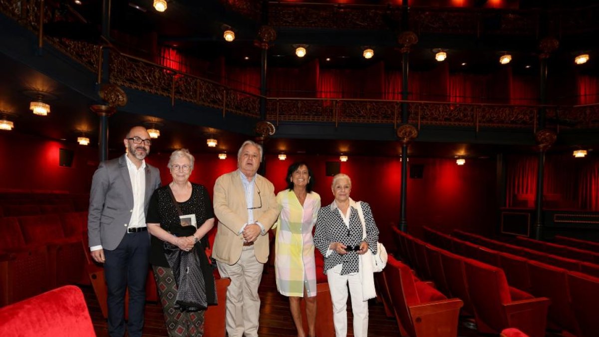 Mesa redonda del 50 aniversario de la publicación de 'Cinco horas con Mario', en la que participan, de izquierda a derecha, Javier Ortega, Josefina Molina, José Sámano, Elisa Delibes y Lola Herrera.-ICAL