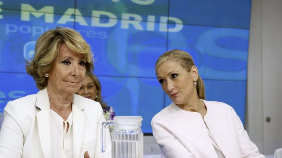 Imagen de archivo de Esperanza Aguirre junto a Cristina Cifuentes en 2015.-EFE