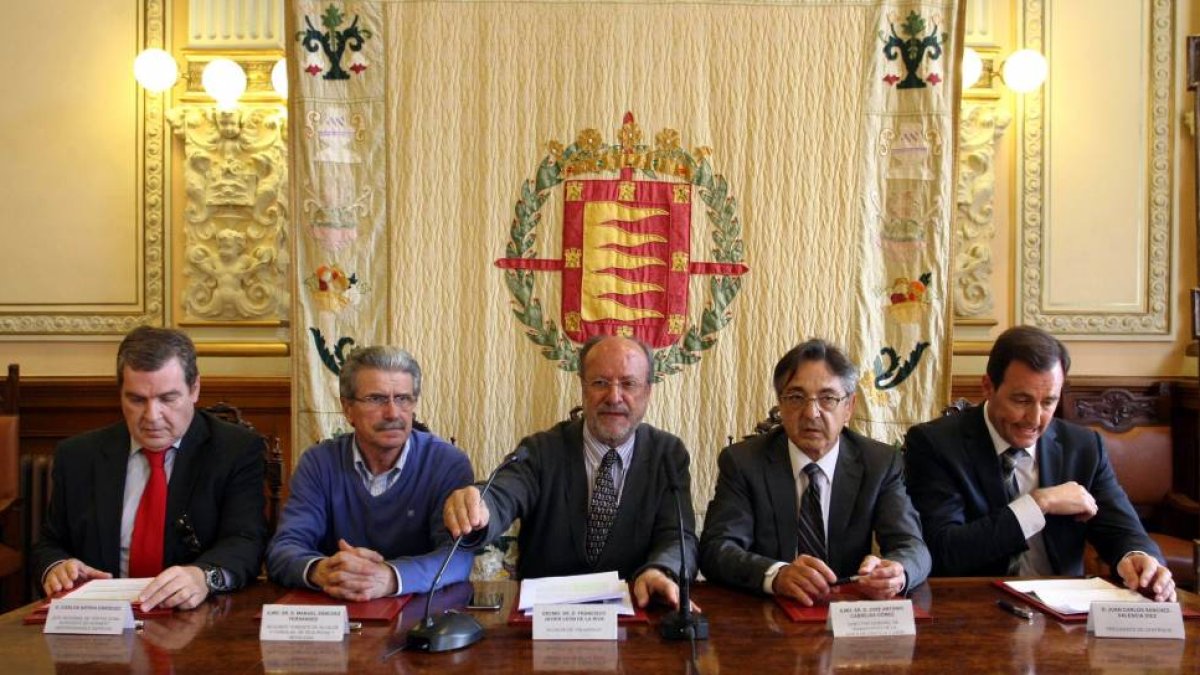 El alcalde de Valladolid, Francisco Javier León de la Riva; el presidente de Centrolid, Juan Carlos Sánchez Valencia (D), y el jefe regional de ventas zona Noroeste de Norbert Dentressangle Gerposa, Carlos Sierra Enríquez (I)-Ical