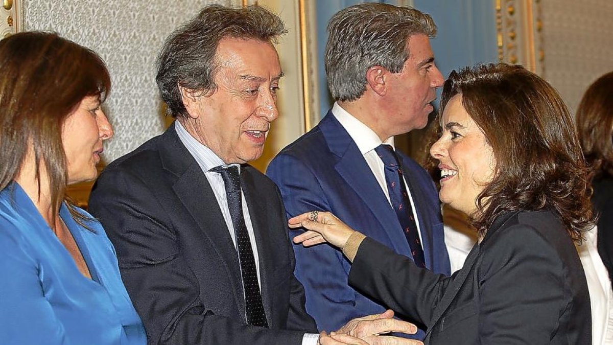José Antonio de Santiago-Juárez y Soraya Sáenz de Santamaría se saludan instantes antes de la reunión preparatoria de la Conferencia de Presidentes,-ICAL