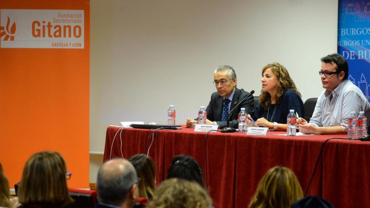 El subdelegado del Gobierno,Roberto Saiz, y María delMar Fresno, durante la presentación.-ICAL