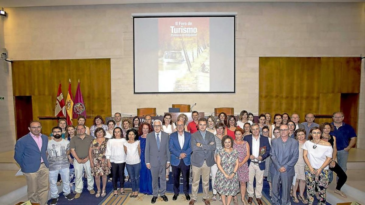 Participantes en el foro posan con el presidente de la Diputación ayer, en el antiguo salón de plenos del Castillo de Fuensaldaña.-EL MUNDO