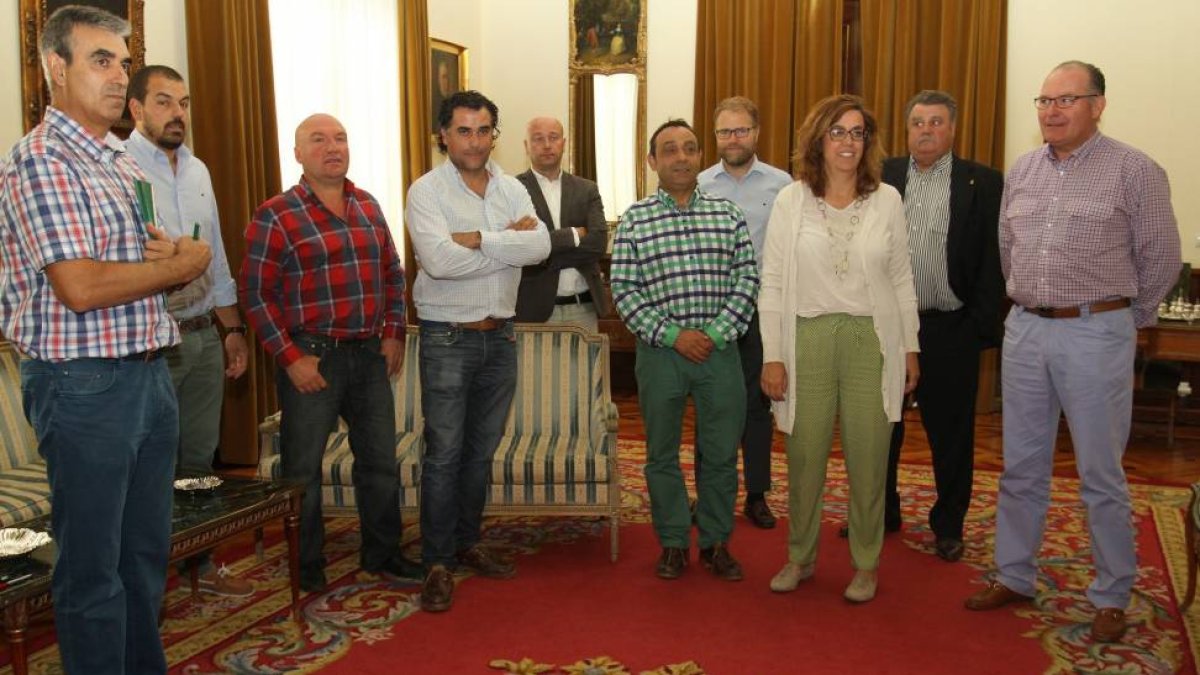 La presidenta de la Diputación Provincial, Ángeles Armisén, se reúne con el presidente de ASAJA Palencia, Honorato Meneses (5D), y con otros representantes de la organización agraria ASAJA-Ical
