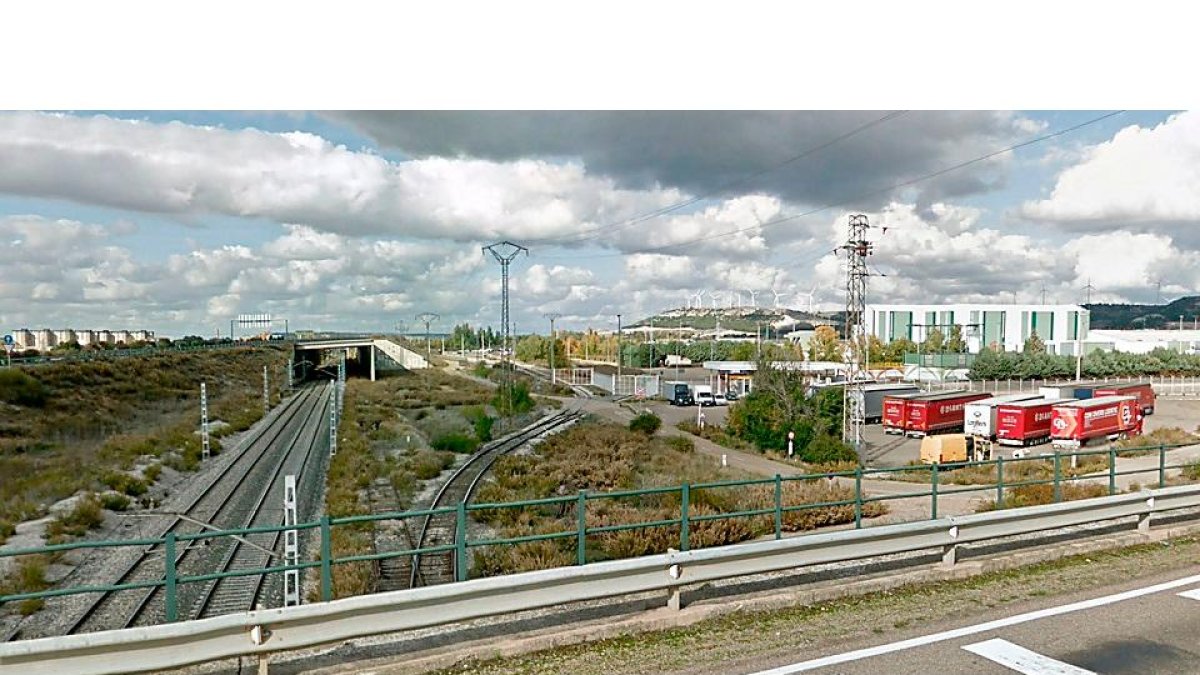 Línea férrea a su paso por la factoría Renault Palencia, donde se habilitaría un nuevo apeadero.- GGL SW