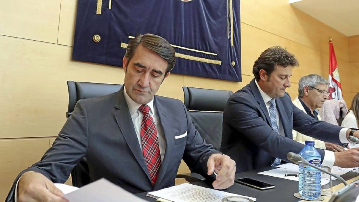 El consejero Suárez-Quiñones repasa sus apuntes antes de que el presidente de la Comisión abra la sesión.-Ical