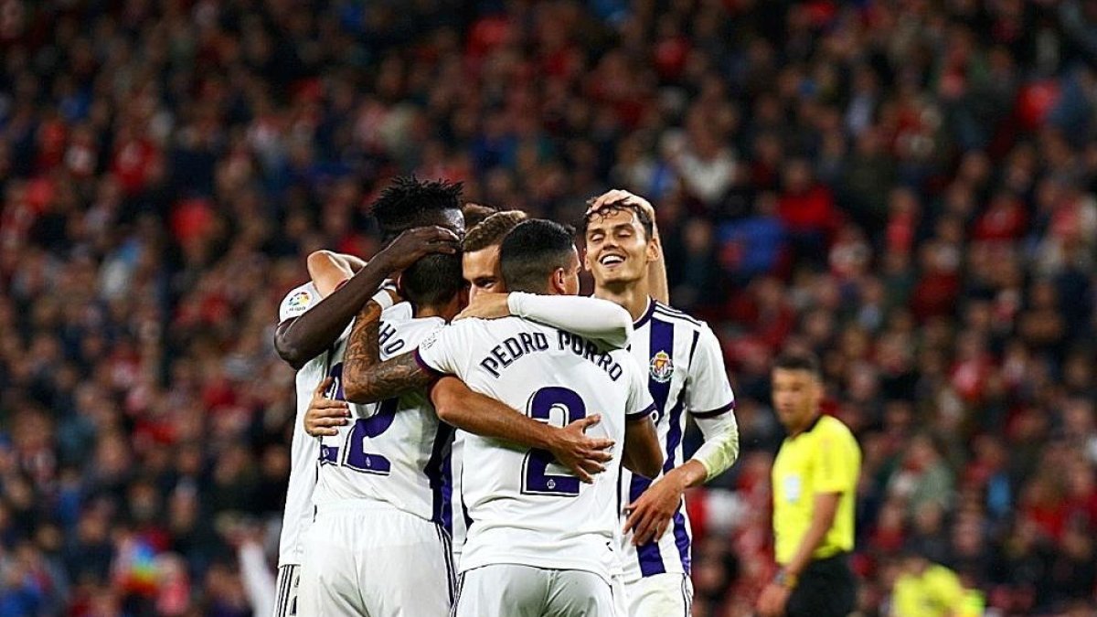 Jugadores blanquivioleta celebran el autogol de Íñigo Martínez.-PHOTO-DEPORTE