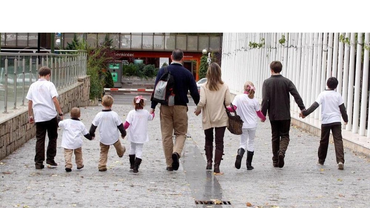 Unos padres y sus hijos, que forman entre los nueve una familia numerosa, posan en una imagen de archivo.-EL MUNDO