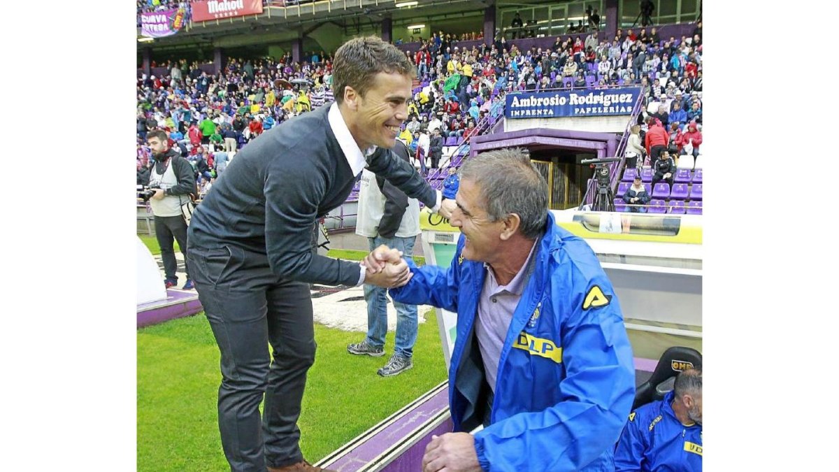 Herrera (derecha) saluda a Rubi en su última visita a Zorrilla.-J. M. LOSTAU