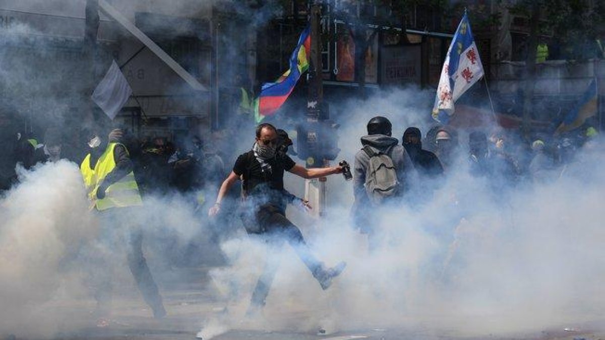 Un momento de los enfrentamientos entre la Policia manifestantes el Primero de Mayo en París.-AFP