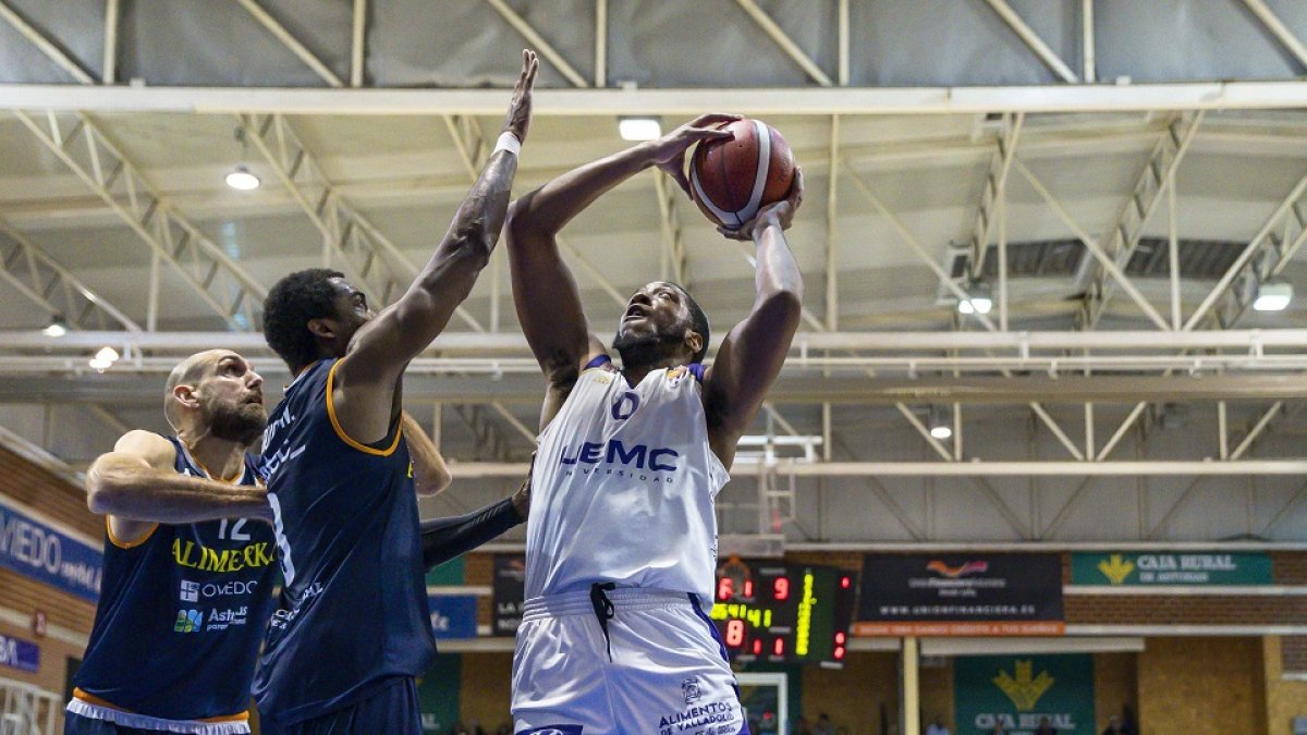 Allen intenta un lanzamiento ante Pruitt y Arteaga. / LOF