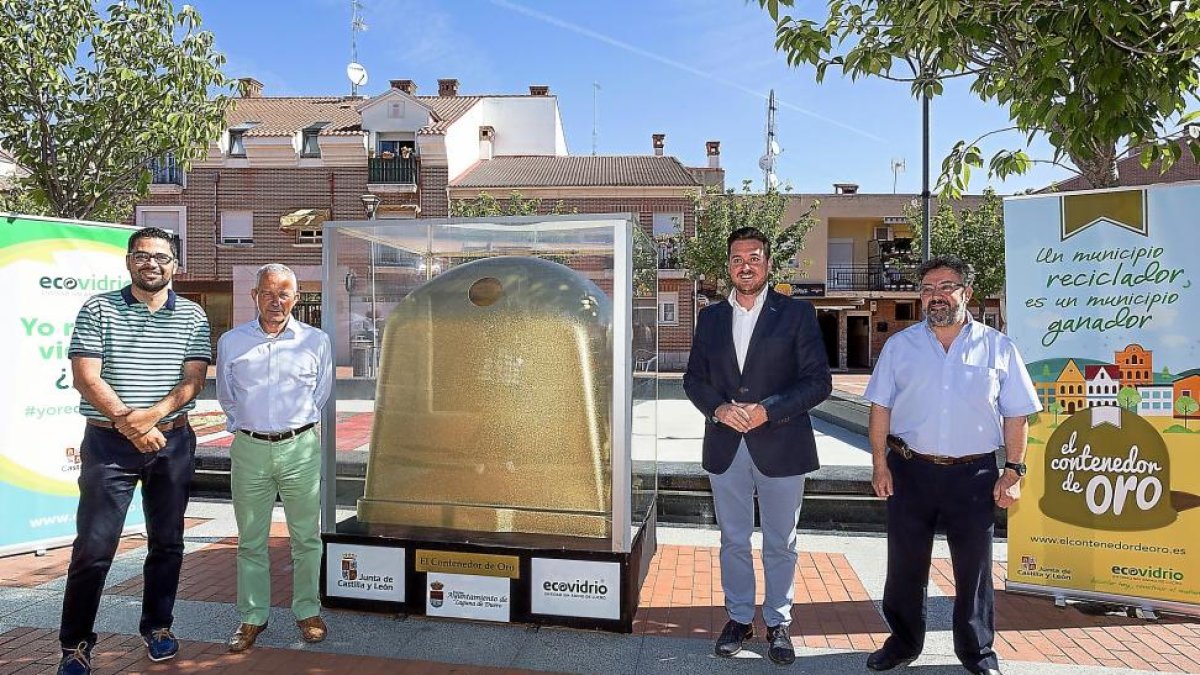 Agustina, Rodríguez de Castro, Magdaleno y Barbillo durante la entrega de ‘El Contenedor’ en la Plaza Mayor.-MIGUEL ÁNGEL SANTOS