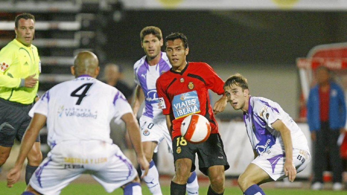 Rafa, de blanquivioleta, ante el mallorquinista Arango y Vivar Dorado.-E. CALVO