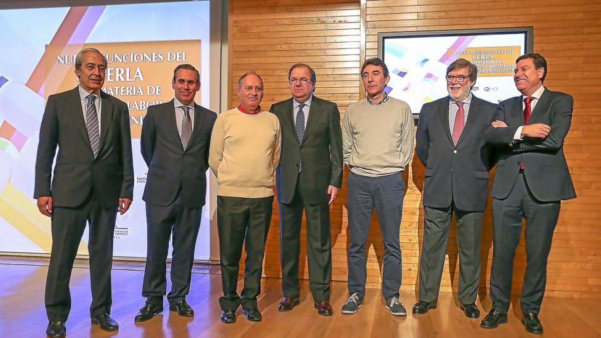 gustín Gajate, Martín Borrego, Faustino Temprano, Juan Vicente Herrera, Ángel Hernández, Santiago Aparicio y Carlos Fernández Carriedo en la presentación del nuevo servicio del SERLA.-ICAL
