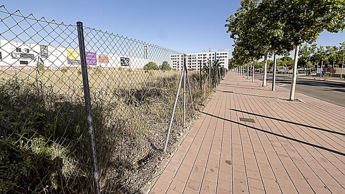 Solar frente al nuevo Hospital Río Hortega, en la calle Dulzaina, donde se prevé la construcción del centro. PHOTOGENIC